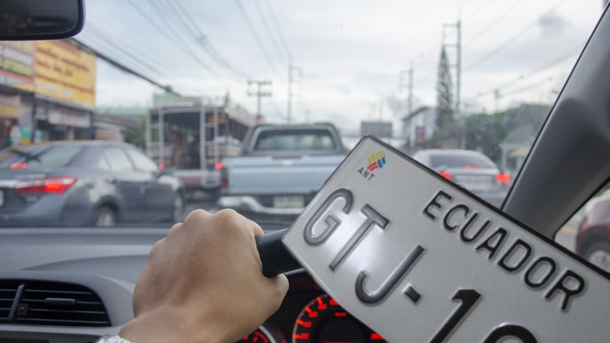 Propietarios de vehículos motorizados deberán acudir a las oficinas de la ANT para el trámite de renovar sus placas.