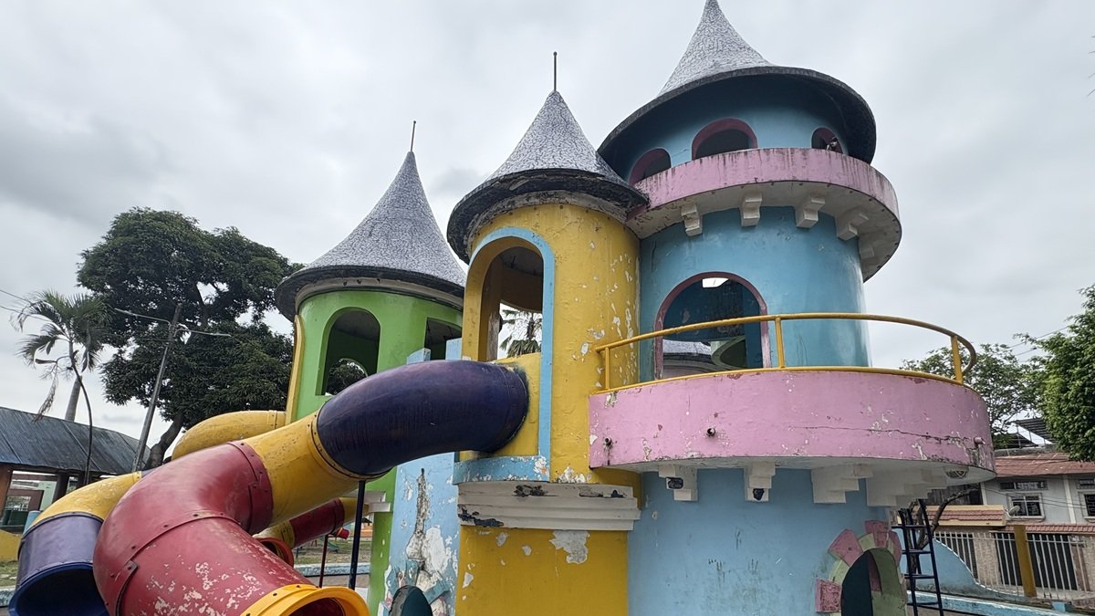 El castillo. Las palomas han convertido este espacio icónico en su casa, dejando allí sus excrementos. El parque luce solitario por la falta de mantenimiento.