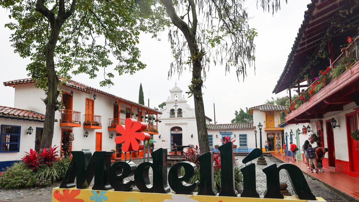 El Pueblito Paisa se encuentra en lo alto del cerro Nutibara.