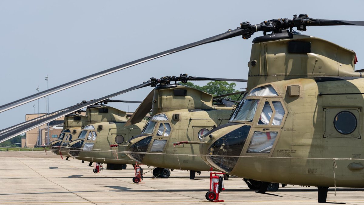 Boeing CH-47 Chinooks antes del desfile del 250.º aniversario del Ejército de EE. UU. en la Base Conjunta Andrews, Maryland, EE. UU.