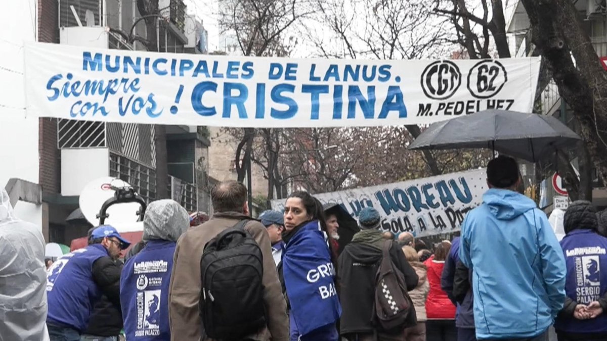 Simpatizantes de la expresidenta argentina Cristina Fernández este viernes, en Buenos Aires (Argentina).