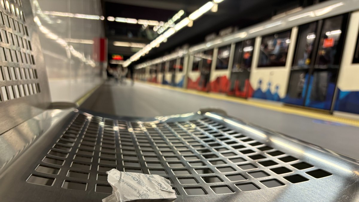 Usuarios. Pese a las campañas informativas y de Cultura Metro, hay muchas personas que muestran irrespeto a las normas y arrojan basura, por ejemplo.