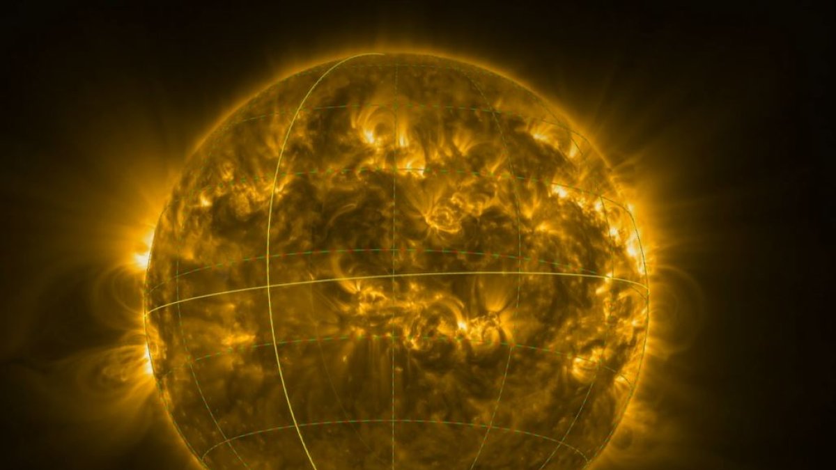 Imagen del Sol en la que se aprecian el ecuador y los polos. Fotografía facilitada por ESA & NASA/Solar Orbiter/EUI Team, D. Berghmans (ROB) & ESA/Royal Observatory of Belgium.