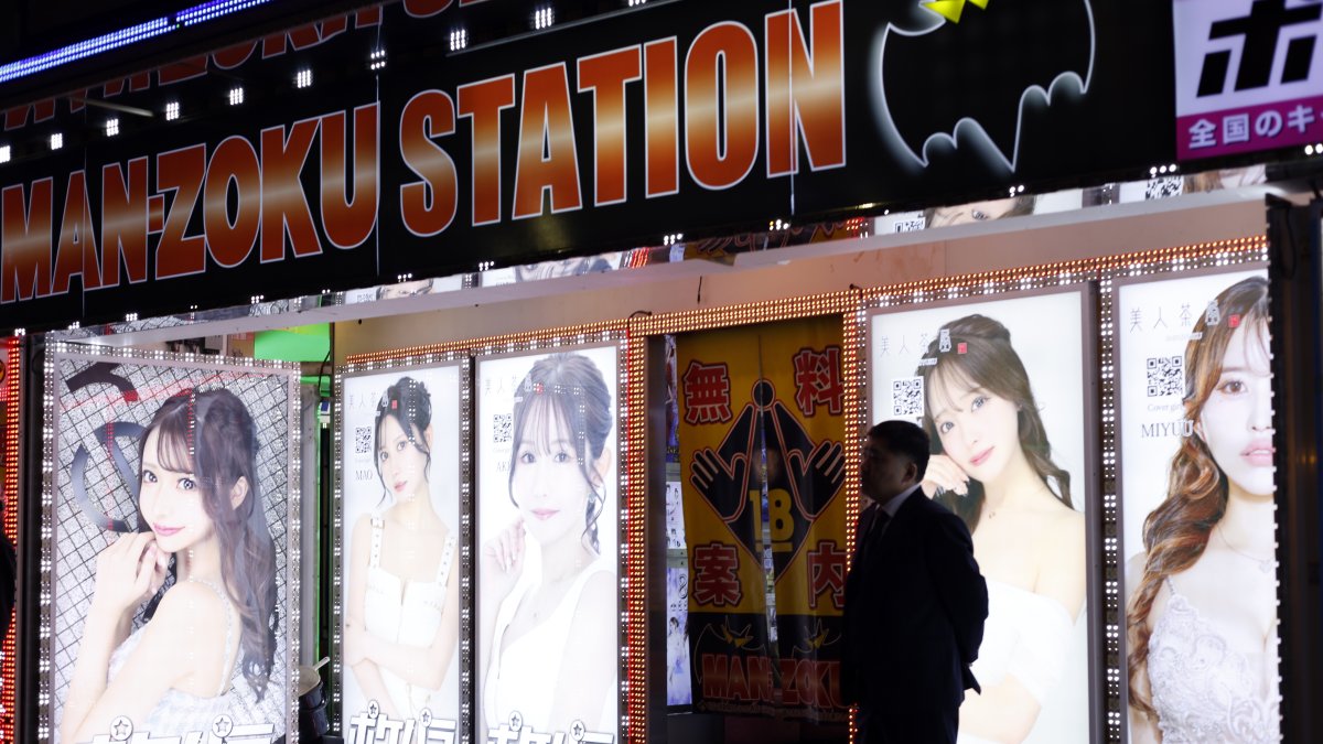 Entrada de un establecimiento que ofrece información gratuita sobre negocios de entretenimiento para adultos en Kabukicho, el distrito de la luz roja de Tokio.