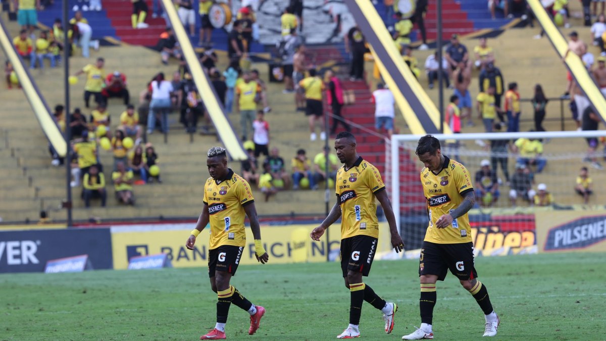 Los jugadores de Barcelona muestran frustración tras la derrota en casa.