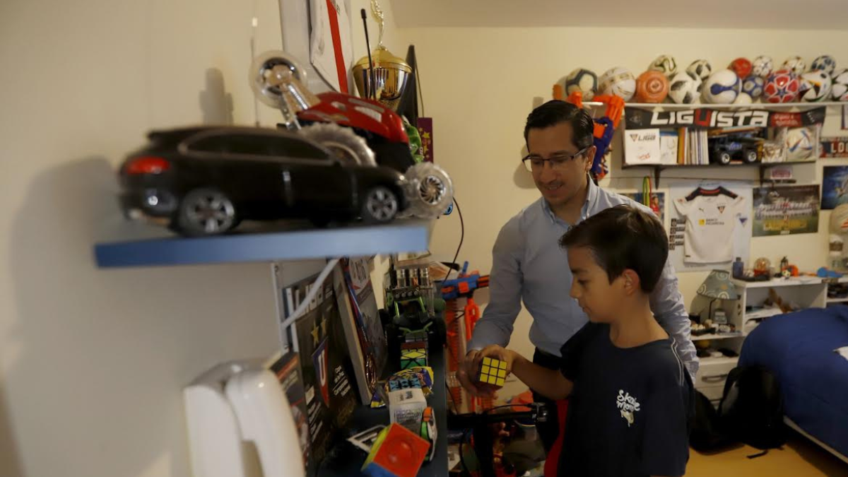 Desde hace un año, Gastón vive con su padre Andrés Naranjo. Comparten el gusto por deportes como el fútbol.