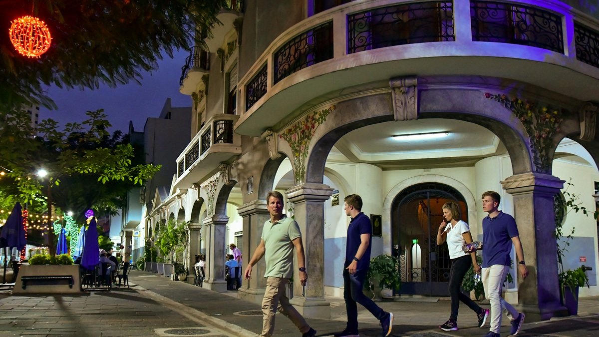 La calle Panamá, durante las noches, recibe a una baja cantidad de visitantes, debido a que la mayoría de sus locales están cerrados. Aún no hay un plan para revitalizarla.