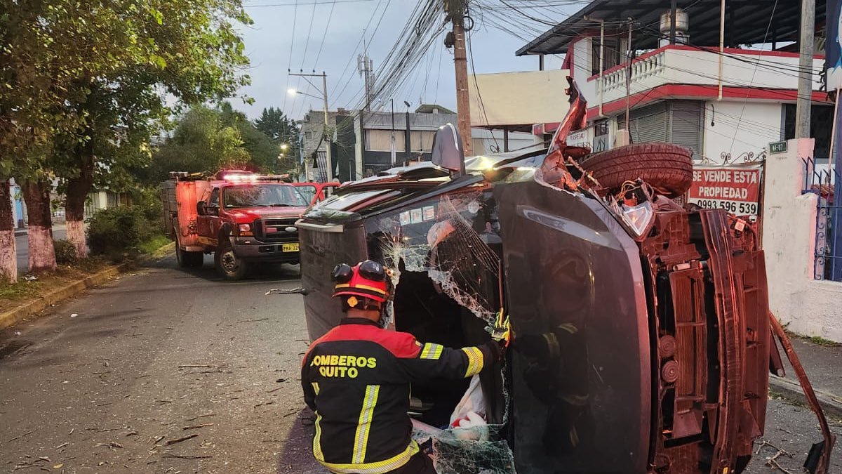 En Conocoto, un vehículo terminó volcado, dejando a su conductor atrapado.