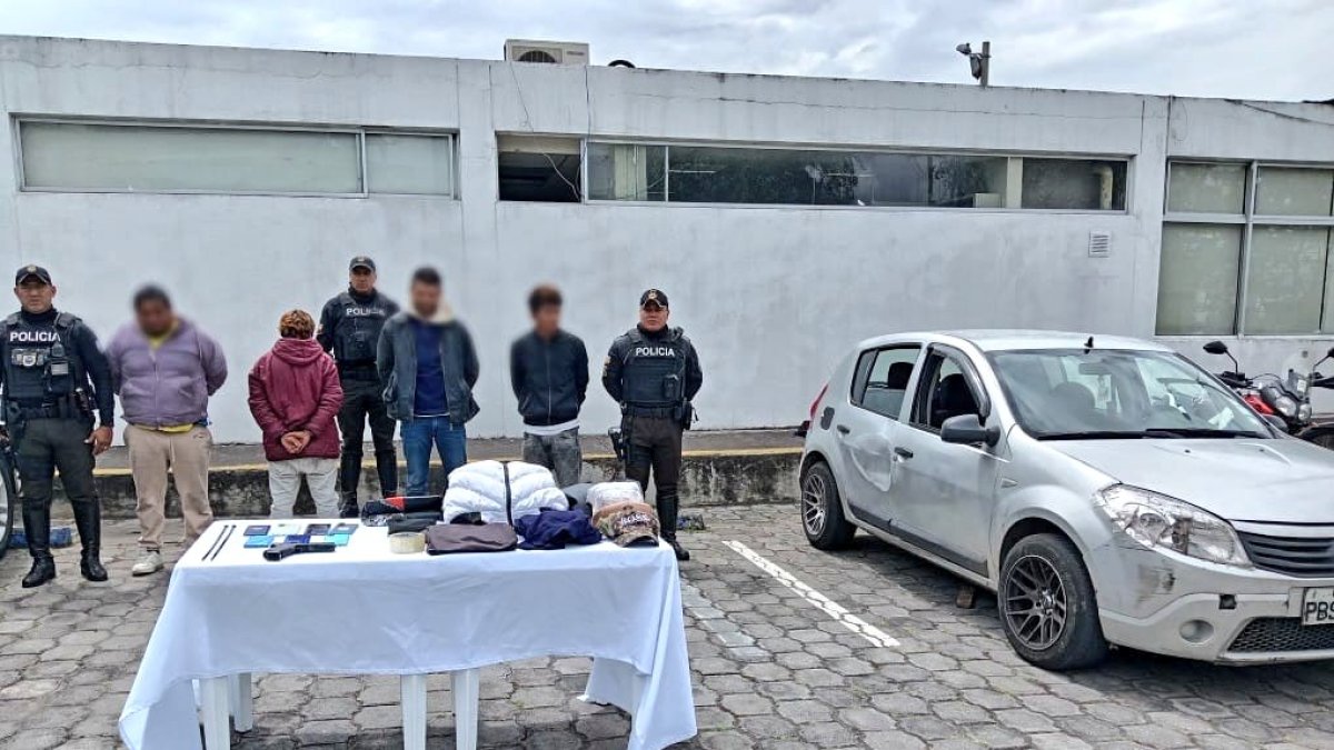 En otro operativo en San Juan de Caldeeón, se detuvo a cuatro personas por robo