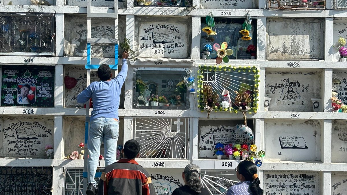 En un cementerio, la gente honró a los padres que partieron de este mundo.