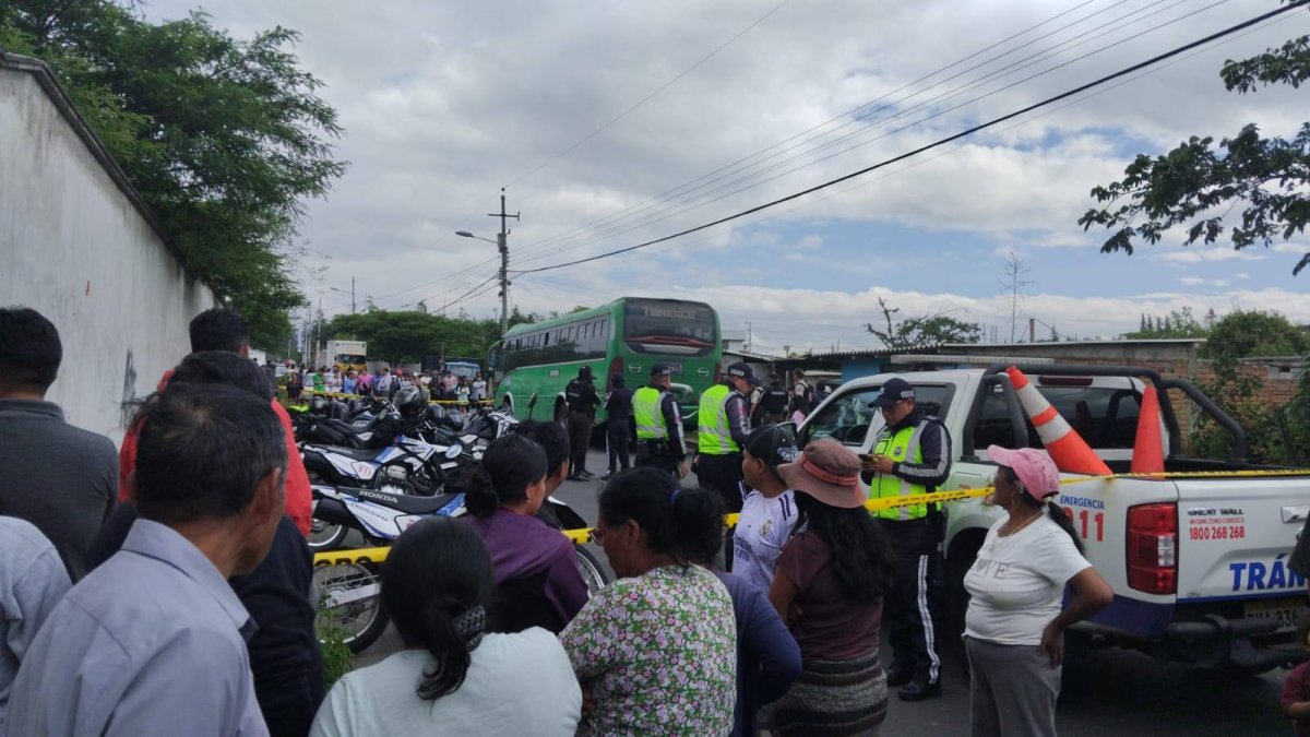 Los vecinos del sector retuvieron el bus. El conductor huyó.