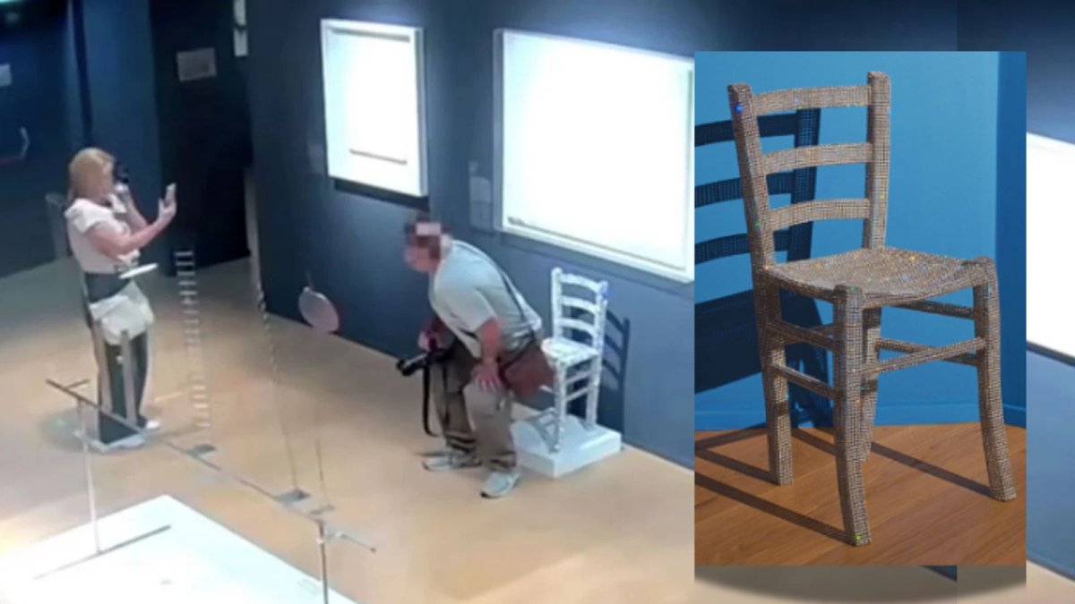 Momento en el que el turista se sienta sobre la obra de arte.