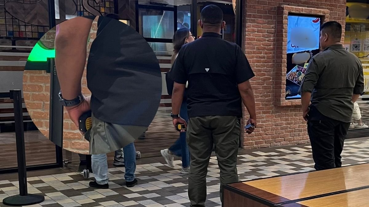 Lo “inusual” es oír a los guardaespaldas y custodios coordinar su trabajo a través de walkie-talkies.