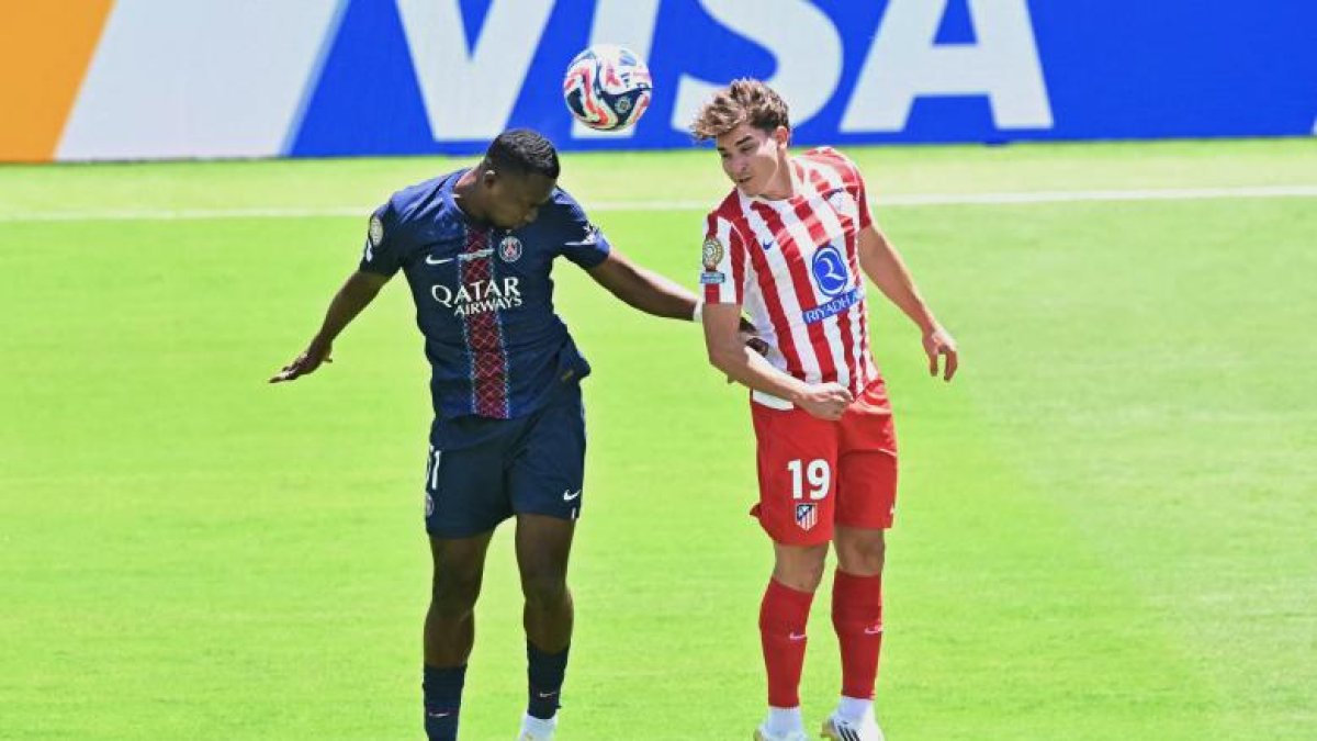 Willian Pacho (i) marca a Julián Ávarez durante el partido por el Mundial de Clubes 2025.