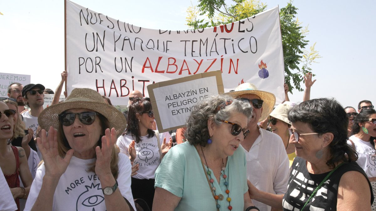 Cientos de personas se han sumado este domingo a las protestas convocadas en Granada (España) contra un modelo de turismo 