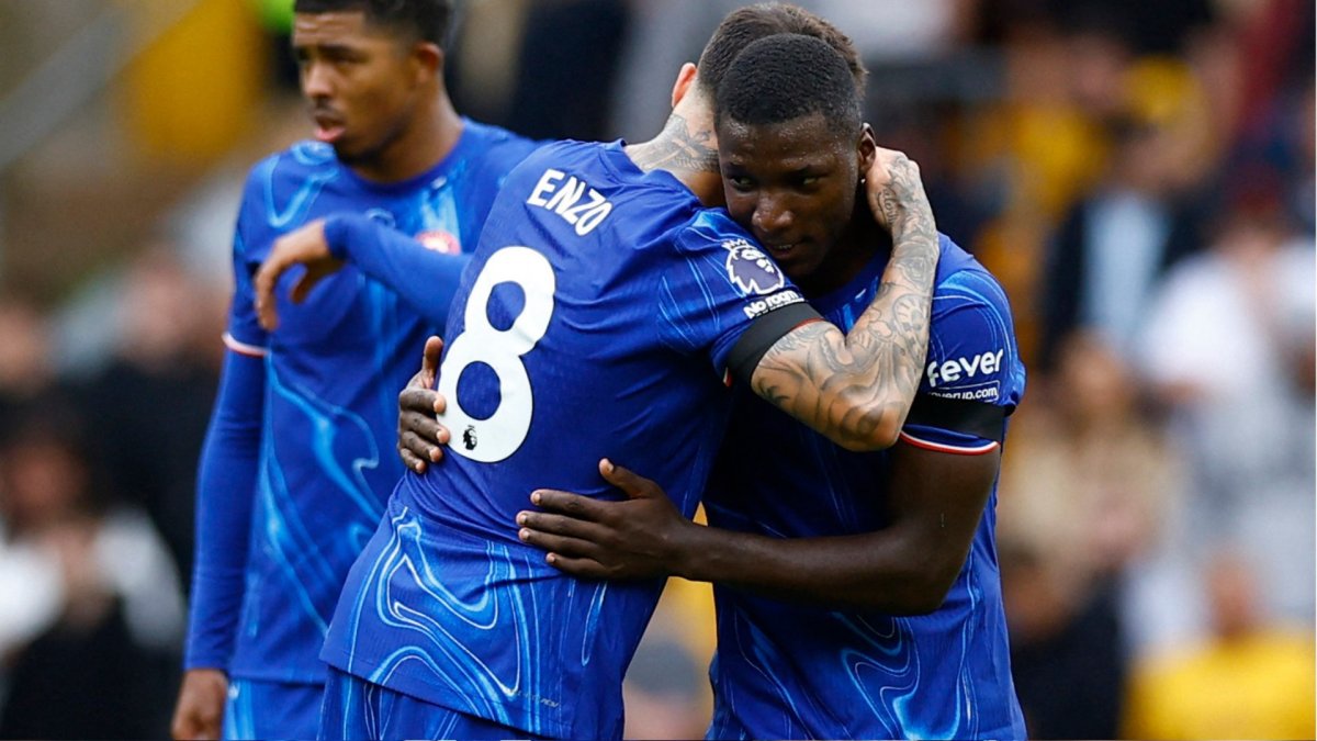 Moisés Caicedo (d) junto  Enzo Fernández tras el gol con la camiseta de Chelsea
