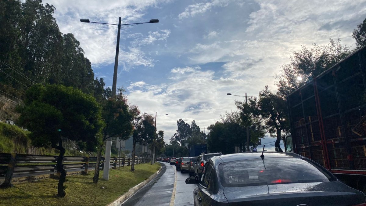 Un camión se volcó en la avenida Simón Bolívar este 16 de junio y hay cierre vial y una fuerte congestión.