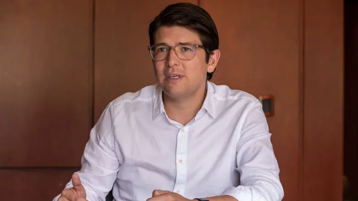 Miguel Uribe Turbay en la Fundación Santa Fe de Bogotá, donde permanece en estado crítico pero con signos de estabilización