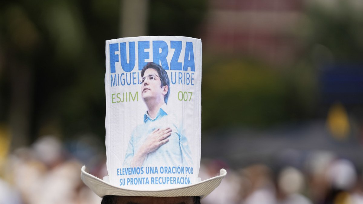 Un hombre con la imagen del senador Miguel Uribe Turbay se manifiesta durante la ´Marcha del silencio´