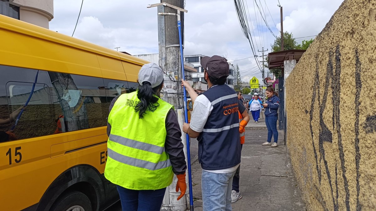 La Agencia Metropolitana de Control (AMC) avanza en el retiro de propaganda electoral en Quito, con apoyo de trabajo comunitario