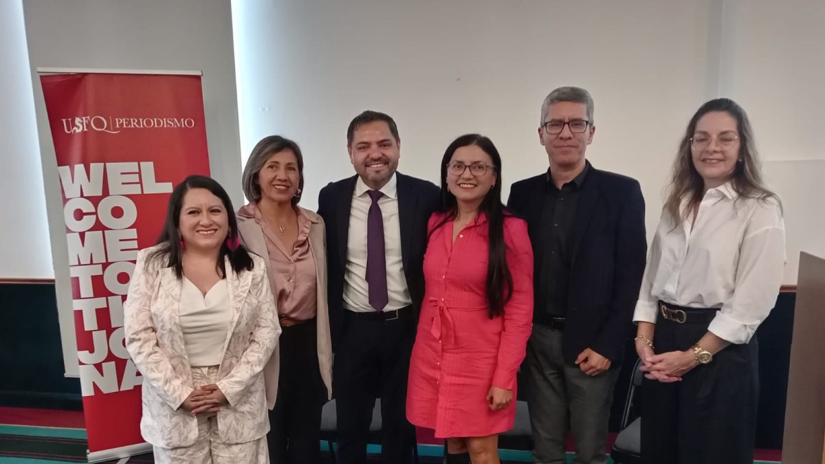Omar Orellana, gerente de Comunicaciones Externas del Clúster Andino; la Dra. Ximena Garzón, decana de la Escuela de Salud Pública de la USFQ; junto a un grupo de destacados profesionales