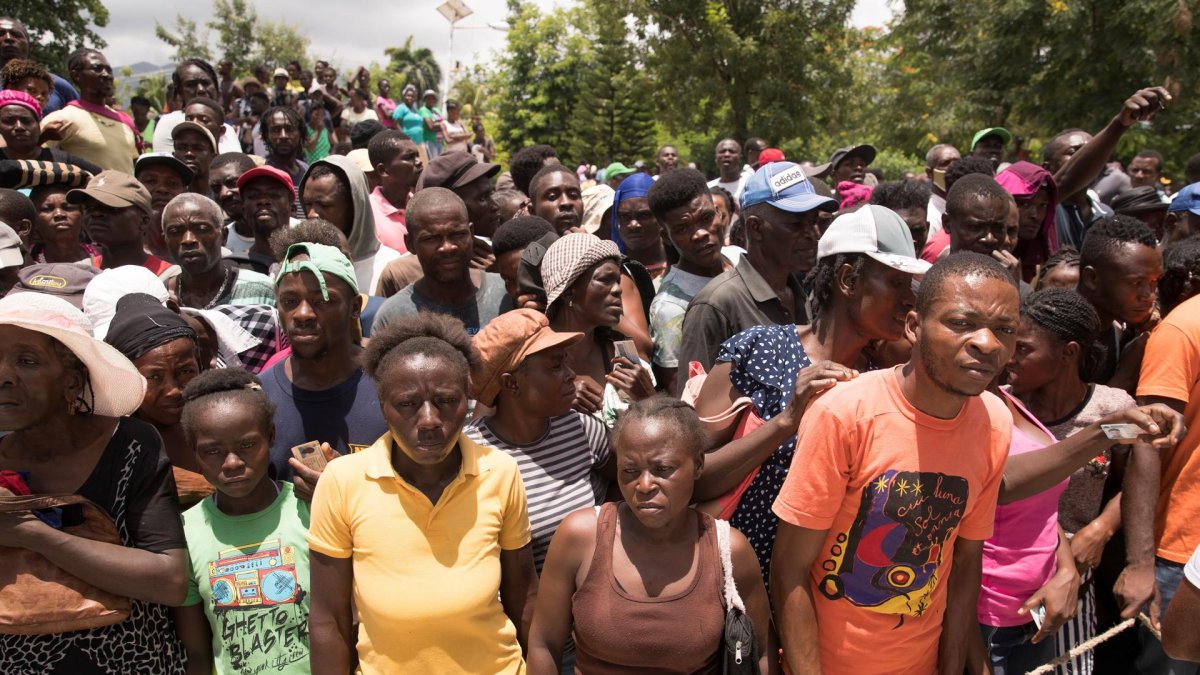Personas haciendo fila para recibir las raciones alimentarias que entrega el Programa Mundial de Alimentos (WFP) de la ONU en Haití.