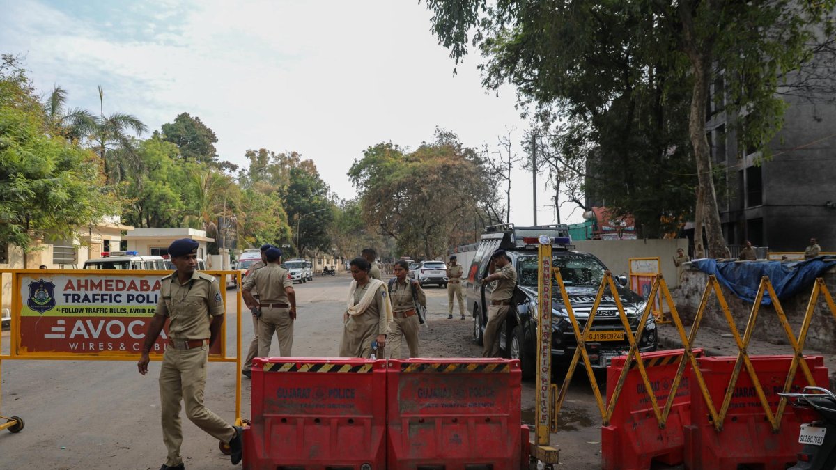 La policía vigila el lugar del accidente del avión de Air India, en Gujarat, oeste de la India, el 15 de junio de 2025.