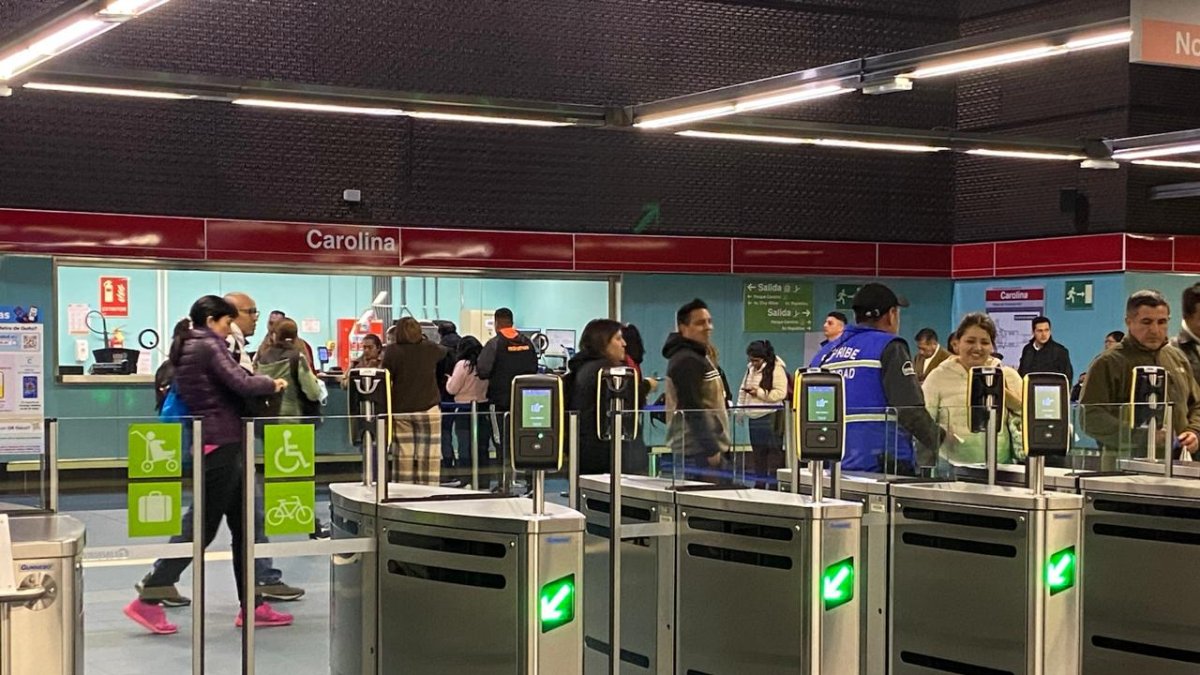 El Metro de Quito realiza a diario un promedio de 175.000 viajes, a través de 15 estaciones entre El Labrador y Quitumbe.