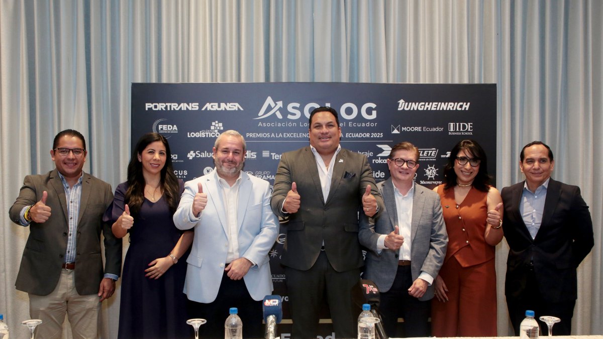 Los representantes de  ASOLOG durante la rueda de prensa.