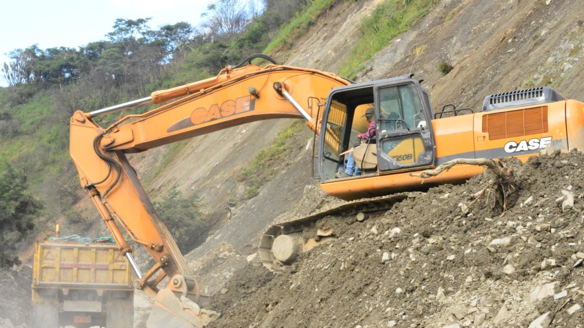 La vía Loja-Malacatos permanece temporalmente cerrada, en el kilómetro 23, mientras se la repara.