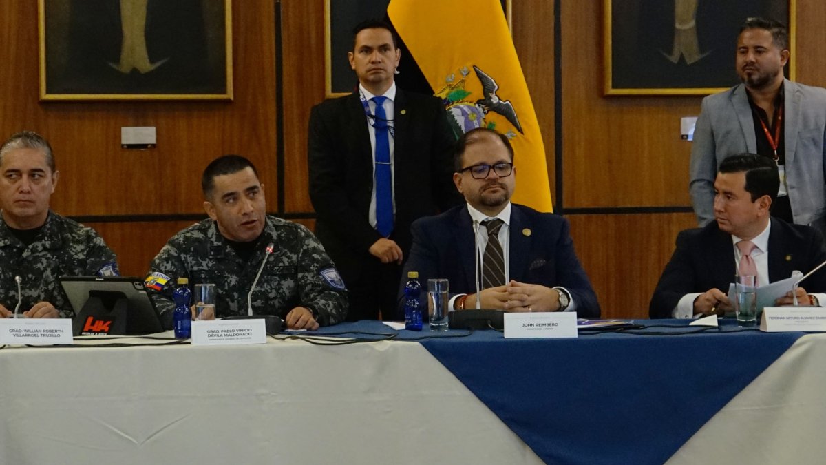 El presidente de la Comisión de Fiscalización, Ferdinand Álvarez, dijo que luego de convocar al ministro del Interior, John Reimberg, llamará al de Defensa, Gian Carlo Loffredo.