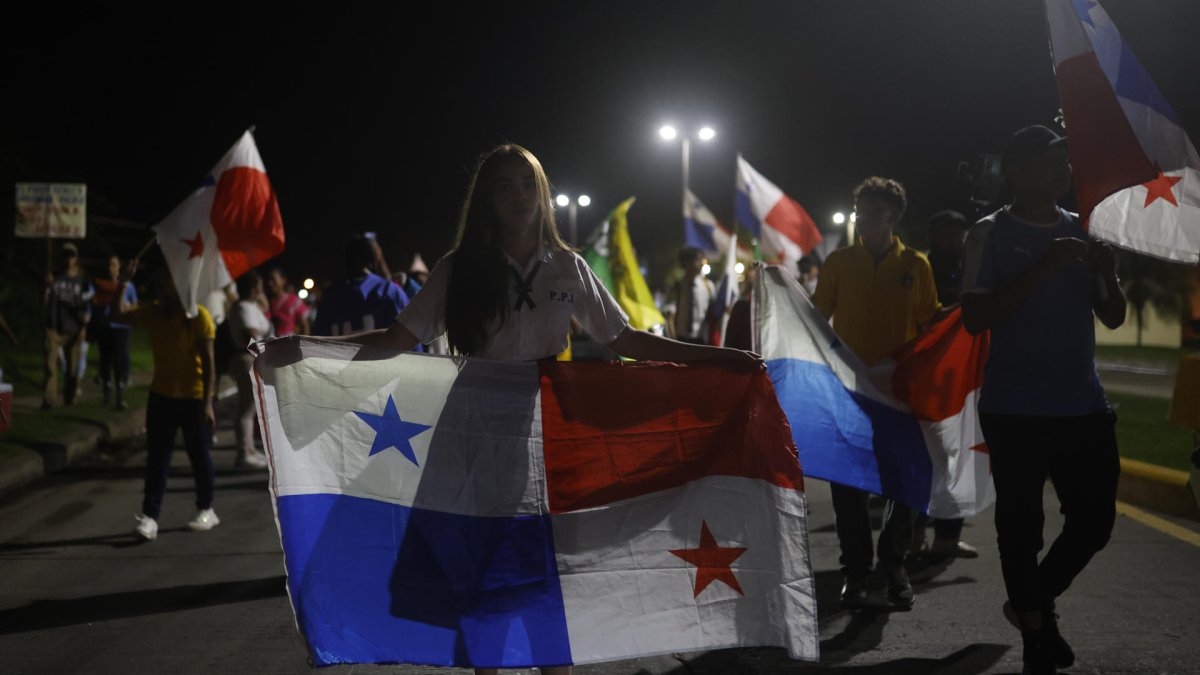 Personas sostienen banderas durante una protesta contra el Gobierno del presidente, José Raúl Mulino, el 7 de junio de 2025, en La Chorrera (Panamá).