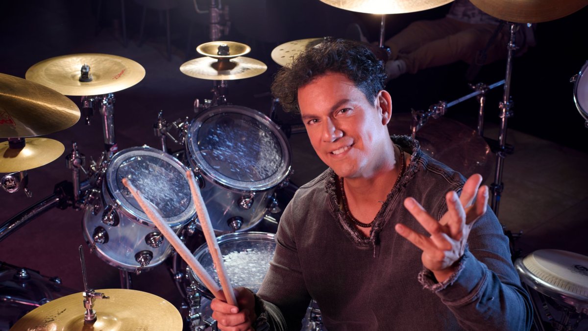 Billy Cueva es músico y piloto comercial.