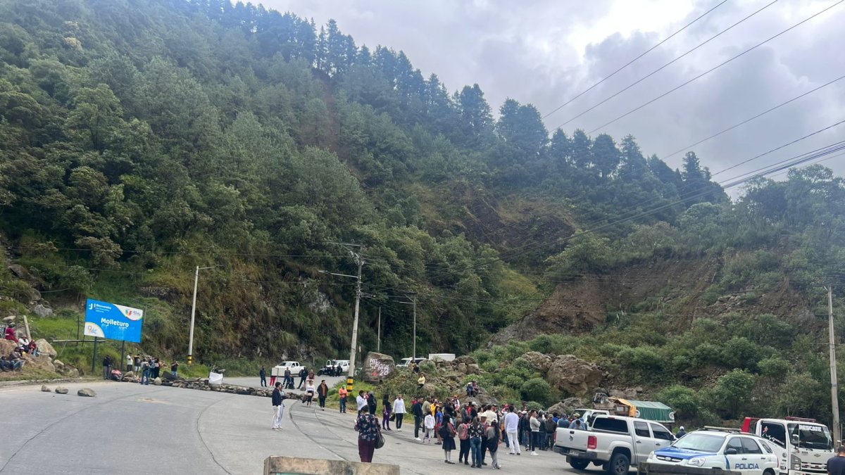 Habitantes de la parroquia Molleturo cerraron el paso vehicular en la carretera que conecta Cuenca con Guayaquil.