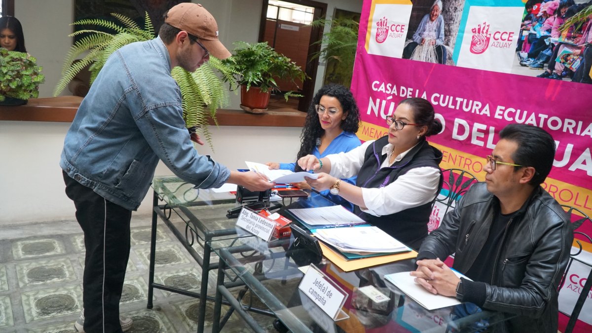 Cinco movimientos culturales incribieron a sus candidatos para llegar a la direccón provincial de la Casa de la Cultura en Azuay.