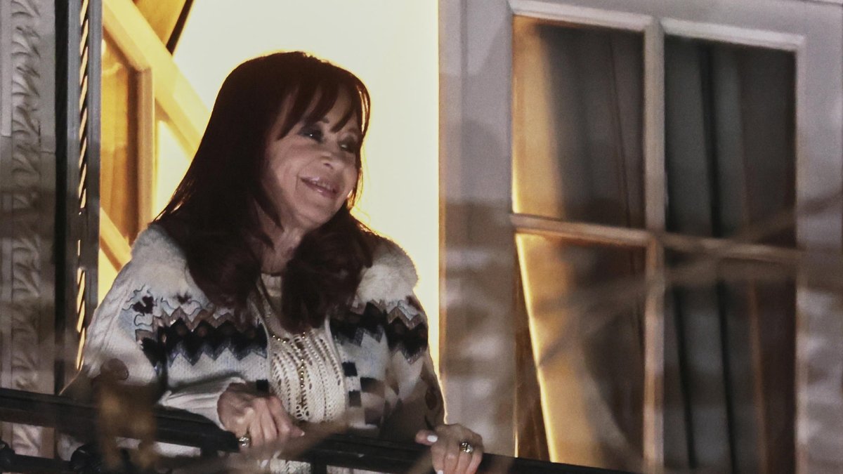 La expresidenta de Argentina Cristina Fernández (2007-2015) observa una vigilia de militantes kirchneristas desde el balcón de su residencia en Buenos Aires.