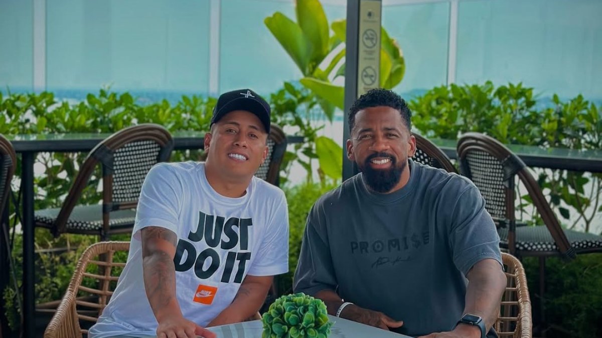 Christian Cueva (i) entrenará en Guayaquil de la mano del preparador físico José Brito Quiñónez.