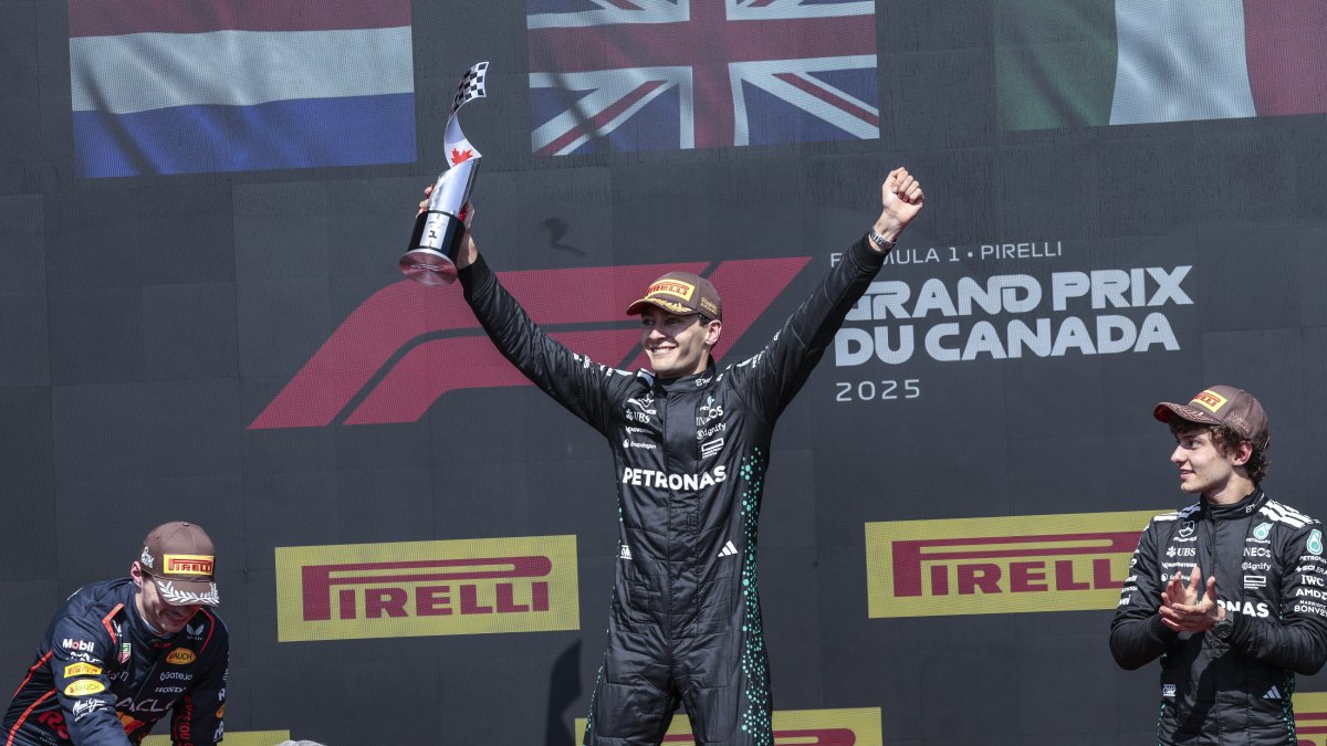 George Russell de Mercedes festeja la primera victoria de su escudería en el año.