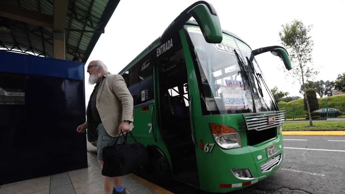 En la estación Río Coca, seis busetas cubren la ruta que va hasta el aeropuerto ubicado en Tababela.
