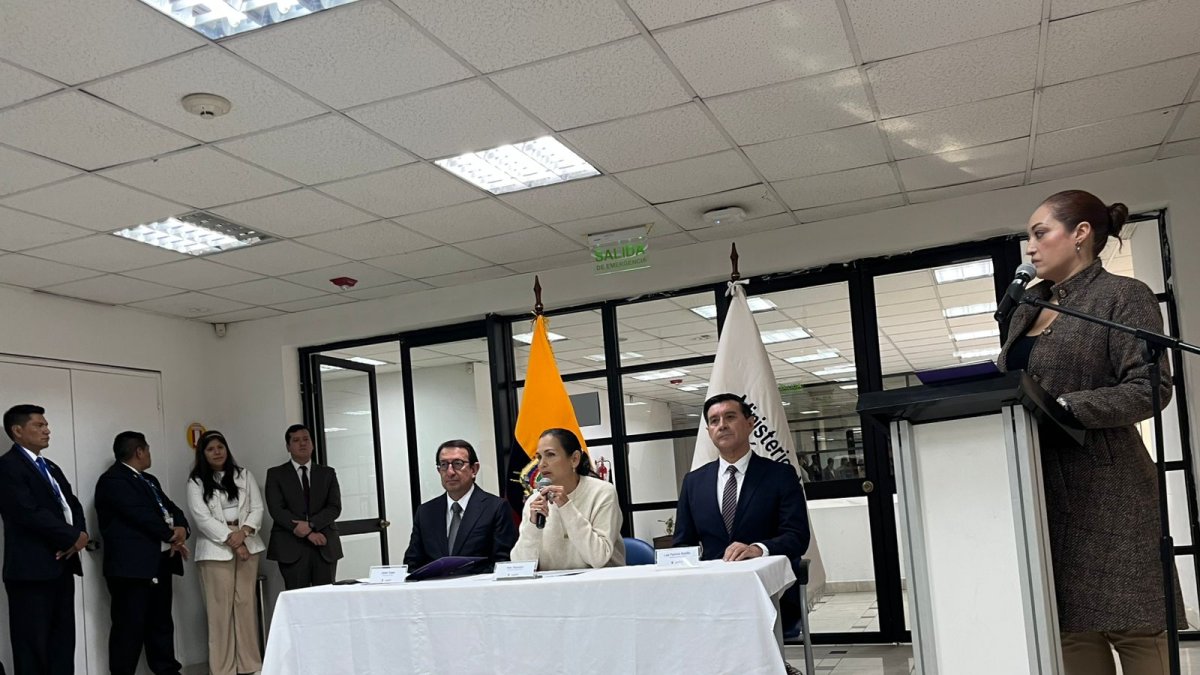 La ministra de Energía y Minas, Inés Manzano, formalizó la apertura gradual del catastro minero, tras más de siete años.