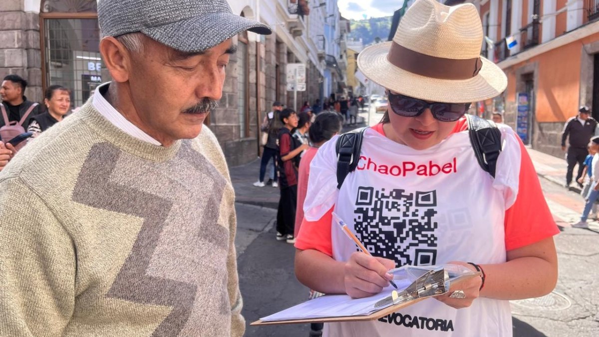 Néstor Marroquín y otros voluntarios del colectivo Cuida tu voto han recolectado las firmas para la revocatoria de Pabel Muñoz, en diferentes sectores de Quito.