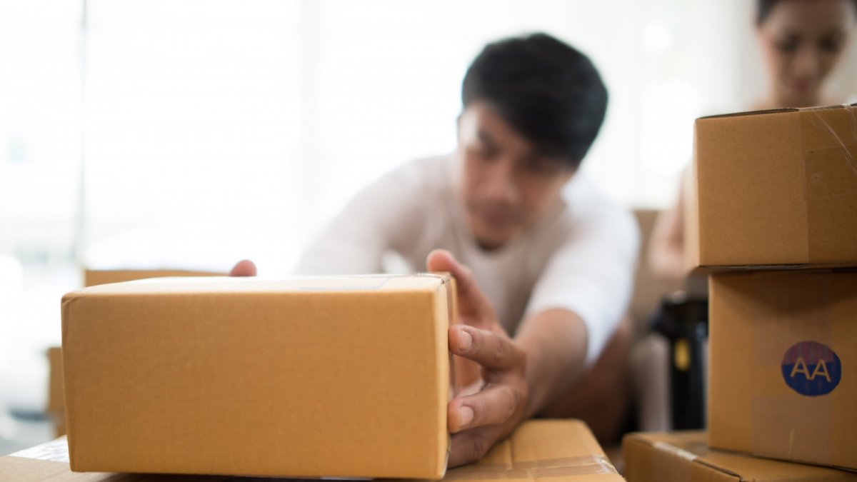 Las mensajerías tienen en sus carteleras de servicios varias opciones, por precio y valor, para importar paquetes.