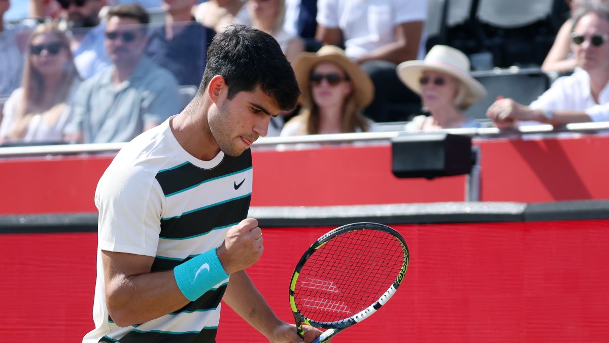 Carlos Alcaraz celebra un punto durante el debut de Queen's en el cotejo ante Adam Walton.