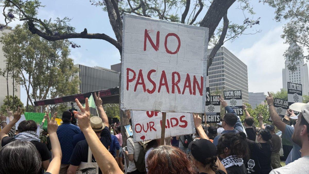 Una persona que sostiene una pancarta durante una protesta contra las redadas migratorias en Los Ángeles (EE.UU.).