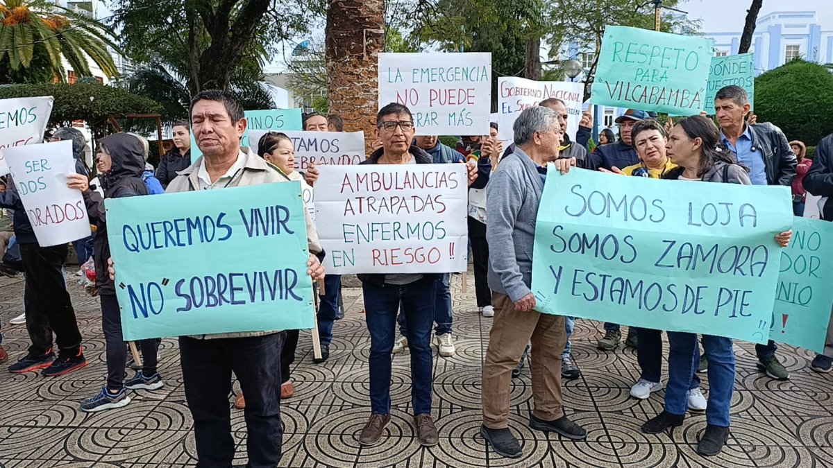 Ciudadanos de Vilcabamba, Malacatos, Palanda y Chinchipe protestaron en Loja por el mal estado de la vía Nangora, que perjudica gravemente la economía local.