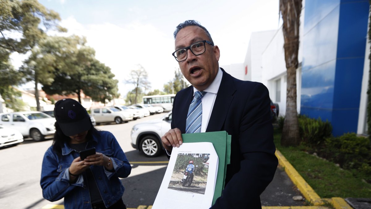 Néstor Marroquín mostró dos fotografías del motorizado que vigila su casa.