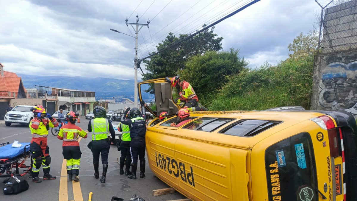 El accidente de tránsito se registró en la avenida la Camilo Ponce Enríquez, dejó dos personas heridas y generó cierre total.