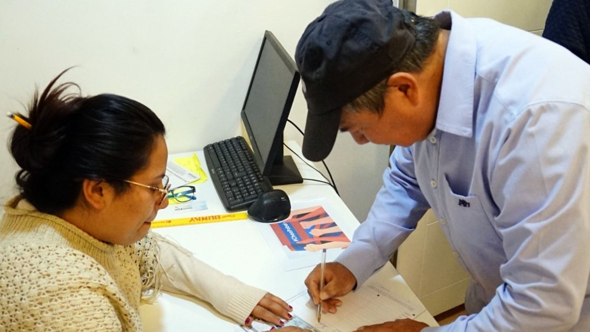 Néstor Marroquín y el colectivo Cuida tu voto recolectan las firmas para la revocatoria del mandato contra el alcalde de Quito, Pabel Muñoz.