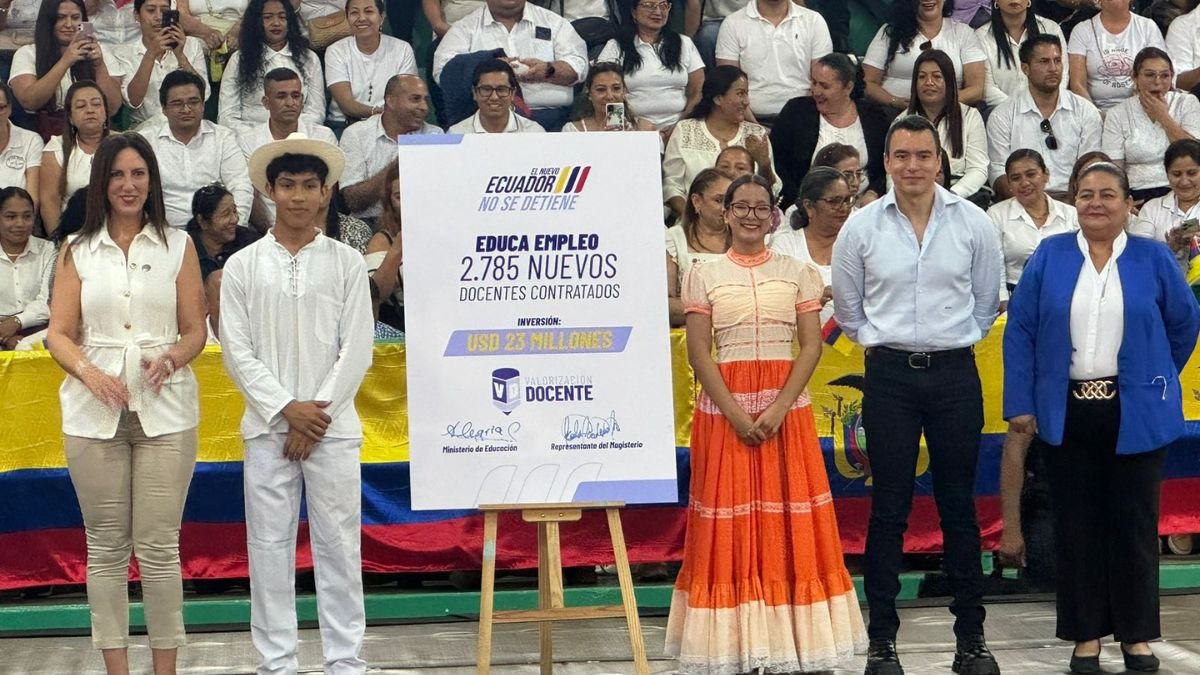 El presidente anunció en Manabí que 2.781 docentes se incorporan al sistema fiscal.