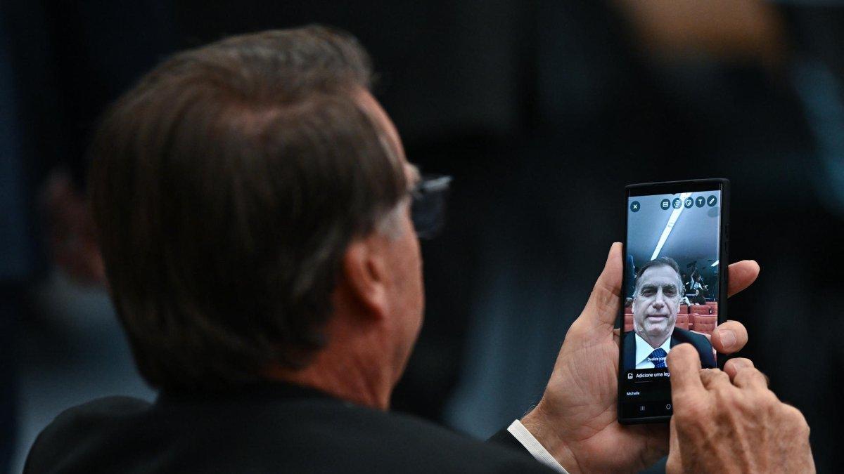 El expresidente brasileño Jair Bolsonaro tomándose una 'selfie'.